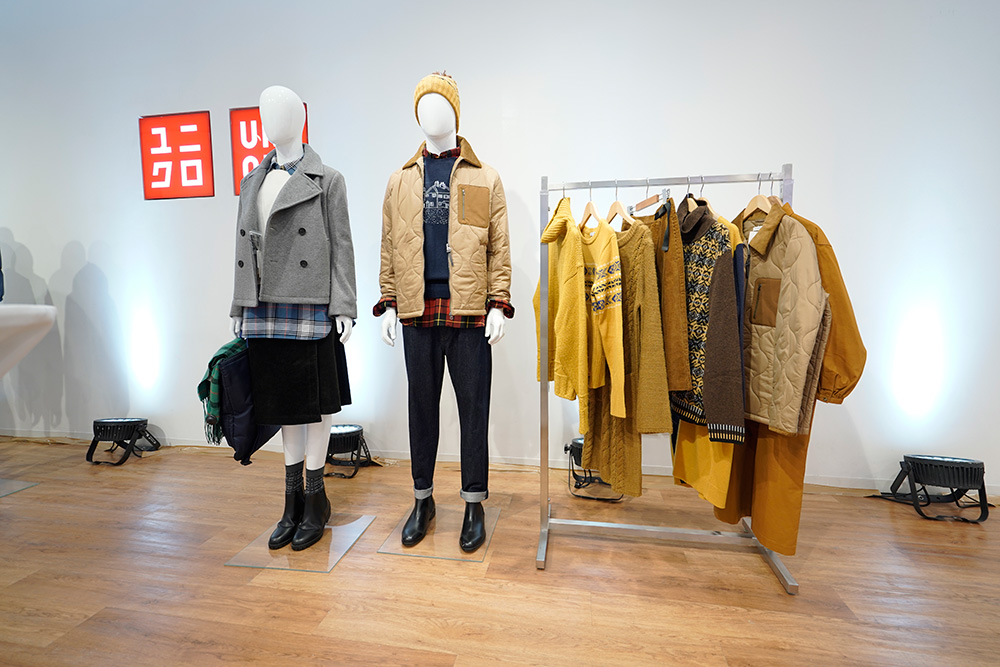 Items-from-the-collection-were-in-the-event-room-for-the-guests-to-check