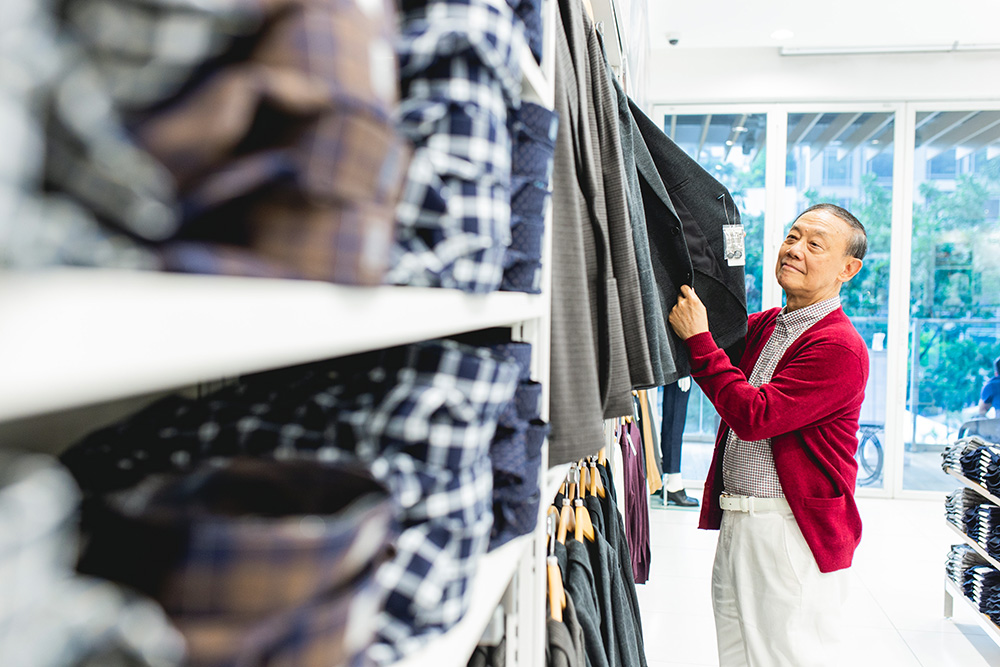 Jose-Mari-Chan-on-his-favorite-section-in-the-store