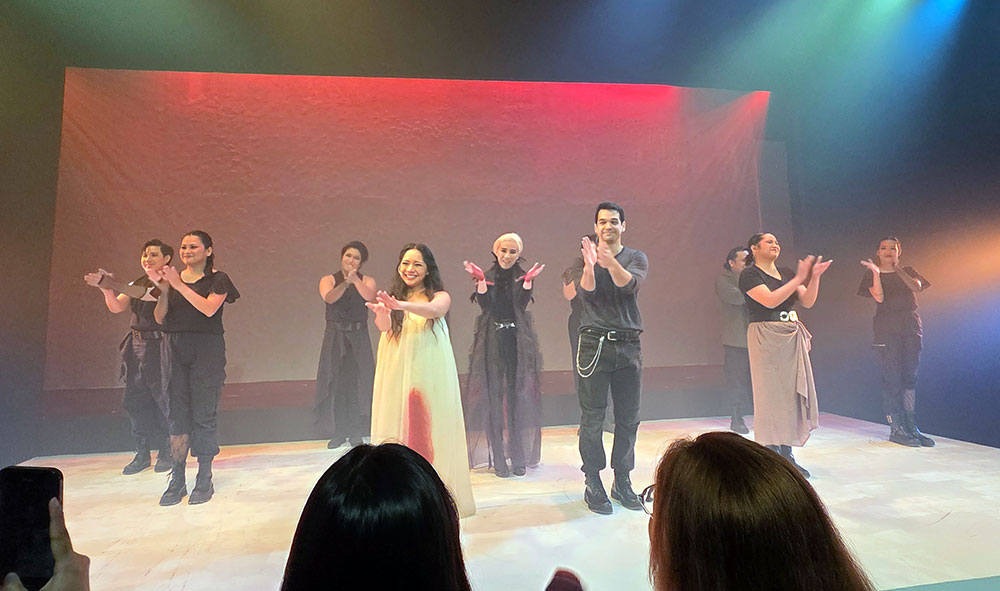 The cast of Si Faust clapping